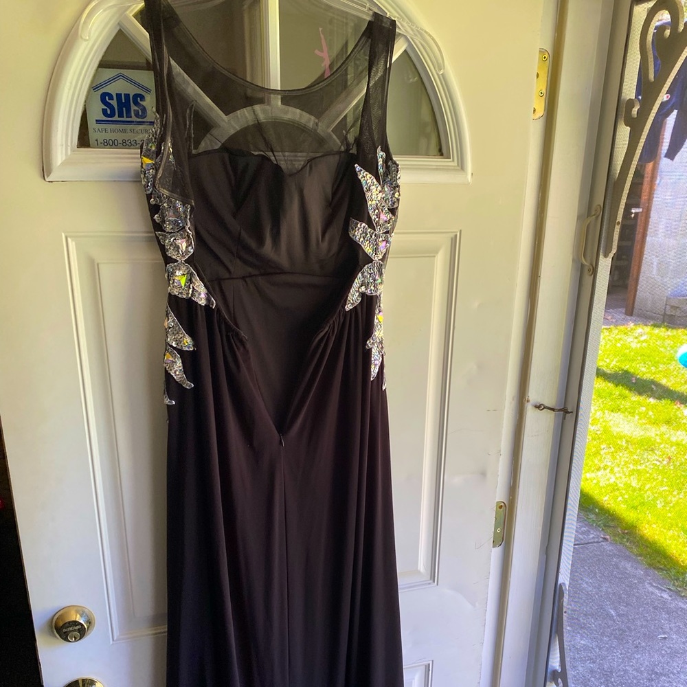 Selling a black Nox Annabel dress and only worn once. The size is XS.